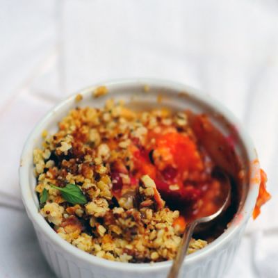 Sezonowe owoce pod chrupiącą kruszonką