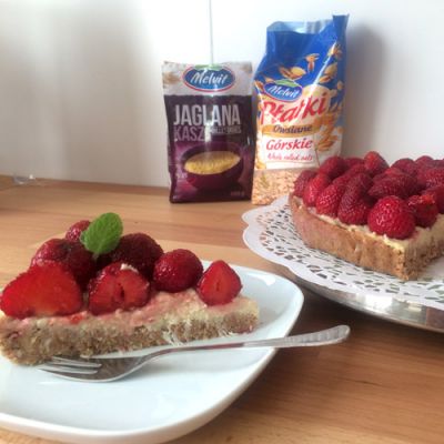 Tarta jaglana z truskawkami