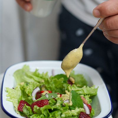Sałatka z jaglanym dresingiem od Mai Sobczak, lekka, smaczna i pożywna