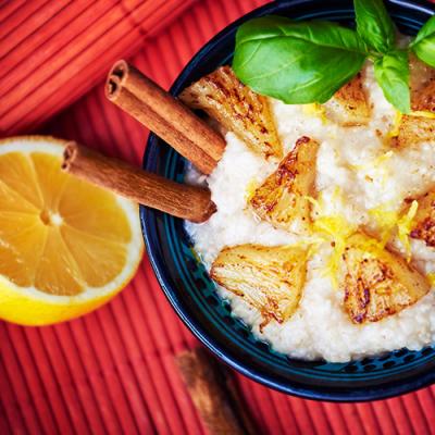 Ananasowa owsianka z bazylią