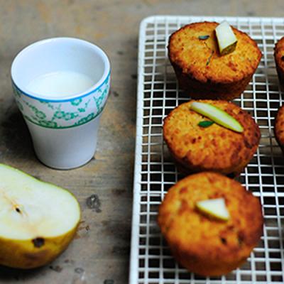 Babeczki bezglutenowe z gruszką, suszonymi wiśniami, tymiankiem i migdałami