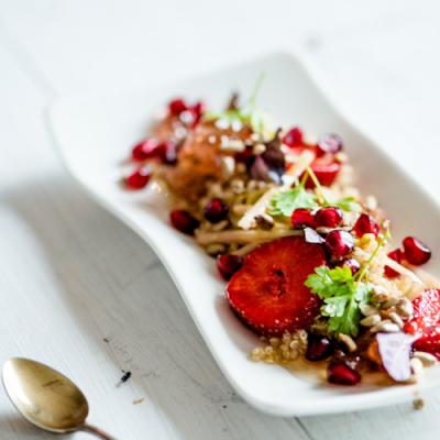 Kasza jaglana z truskawkami i granatem na soku