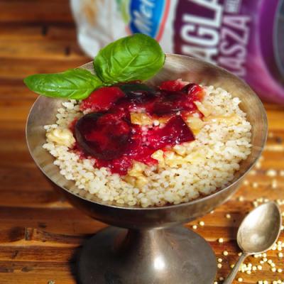 Jaglanka ze śliwkami i bazylią