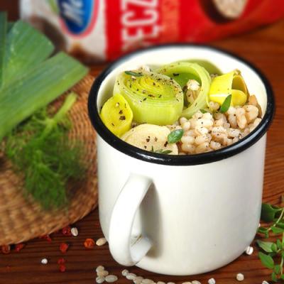 Pęczak z duszonym porem na maśle z tymiankiem