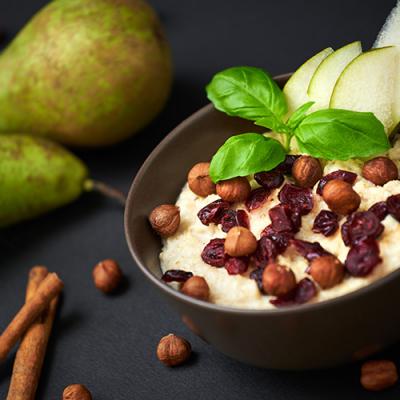 Kremowa owsianka z gruszką i orzechami