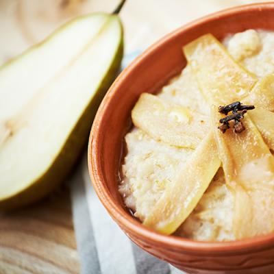 Dietetyczna owsianka gruszkowa z różą