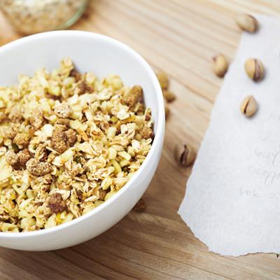 Owsianka szwedzka z białą morwą i utartym jabłkiem