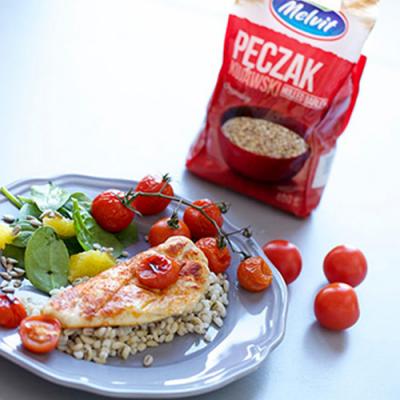 Pierś z kurczaka na pęczaku w pomidorach