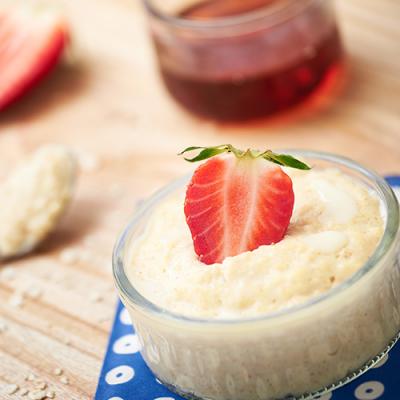 Pudding owsiany z wanilią i świeżą truskawką