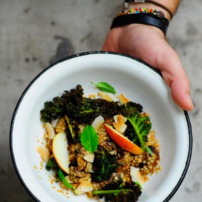 Sałatka z pieczonego jarmużu, quinoa z pieczarkami i jabłkiem