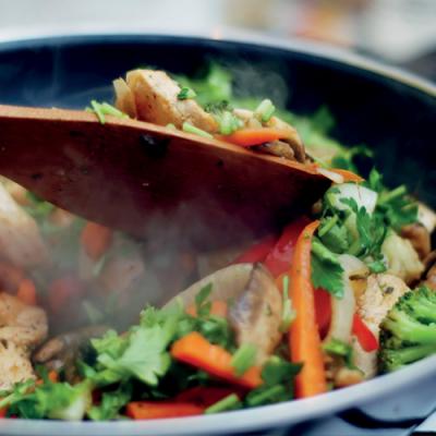 Stir Fry z chrupiących warzyw korzeniowych z prażonym siemieniem lnianym