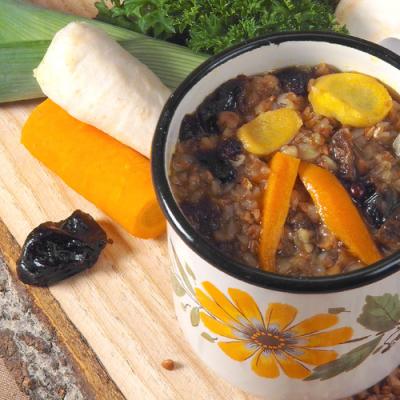 Zupa grzybowa z kaszą gryczaną i wędzoną śliwką